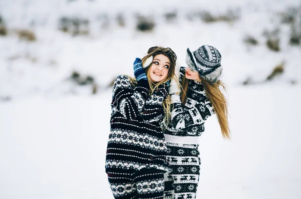 Paar junge Frauen tragen im Winter warme Kleidung — Stockfoto