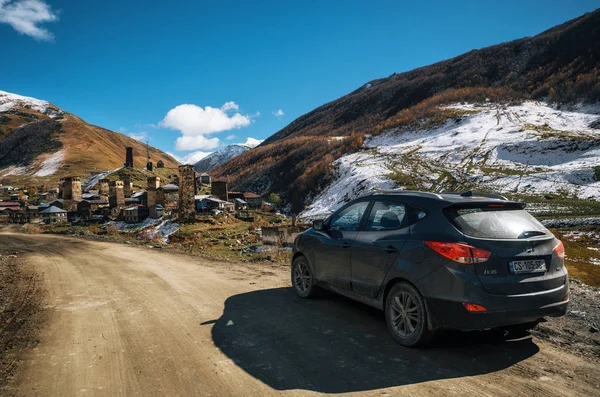 Viaje todoterreno a la montaña en el Cáucaso, Georgia . — Foto de Stock