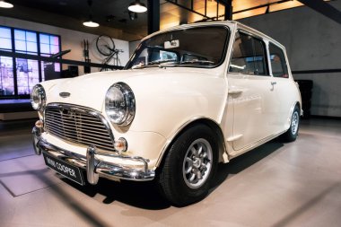 Retro araba Austin Mini Cooper bir Garage