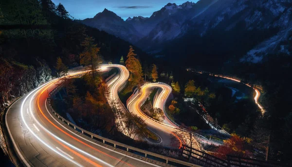 Kronkelende weg van Malojapas in Zwitserland — Stockfoto
