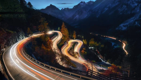 Maloja pass İsviçre dolambaçlı yol
