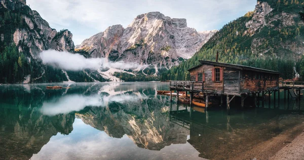 Панорамним видом на Braies озеро в регіоні Доломітові Альпи, Італія — стокове фото