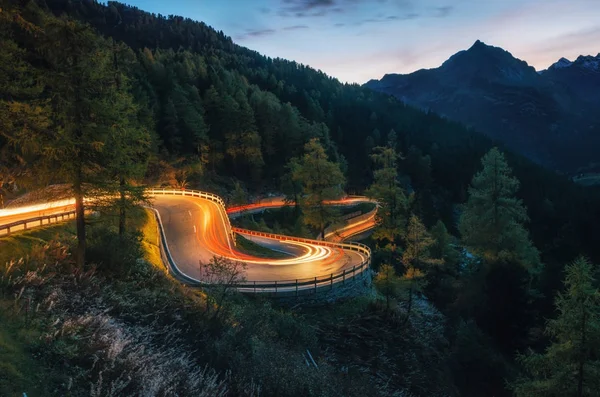 Kronkelende weg van Malojapas in Zwitserland — Stockfoto