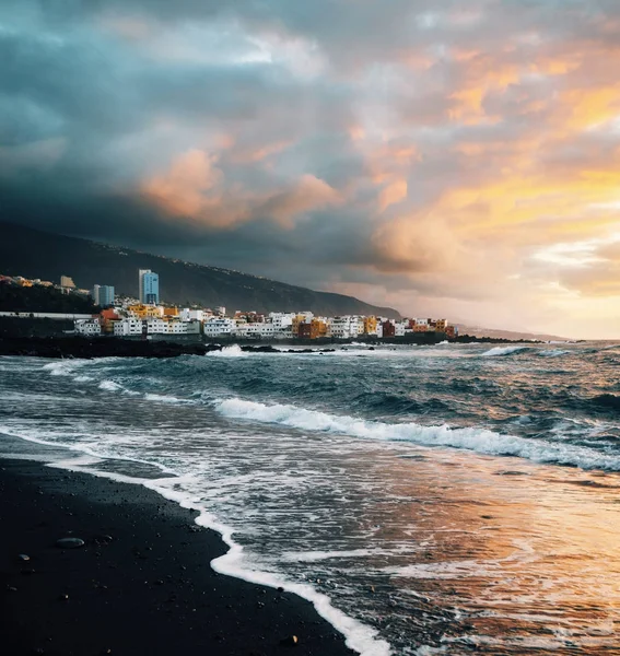 Puerto de la Cruz'da, Tenerife siyah kum plaj