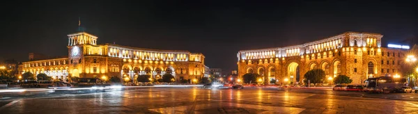 Náměstí republiky v Jerevanu v noci, Arménie. — Stock fotografie
