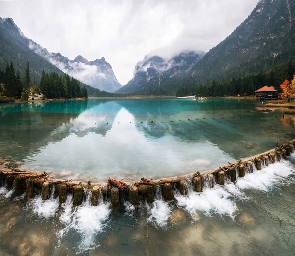 Lago di Dobbiaco of Toblacher Zie in Italië — Stockfoto