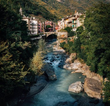 Sevimli Chiavenna şehir, İtalya.