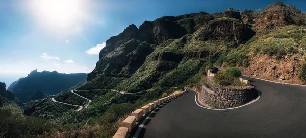 Berg kronkelende weg, Masca, Tenerife, Spanje — Stockfoto