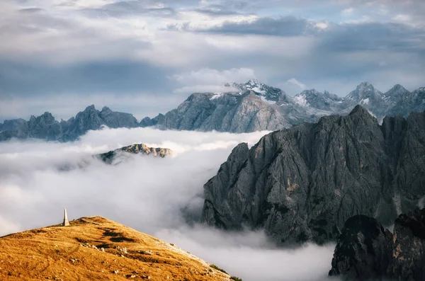 Montanhas nebulosas em Tre Cime di Lavaredo, Dolomites, Itália — Fotografia de Stock