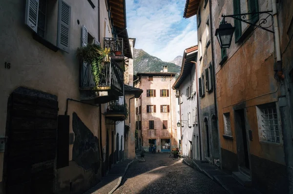 Aranyos középkori város Chiavenna, Olaszország. — Stock Fotó