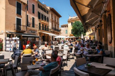 Alcudia kalabalık kare Mallorca