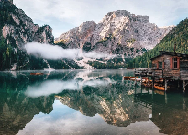 Vista panoramica del lago di Braies nelle Dolomiti — Foto Stock