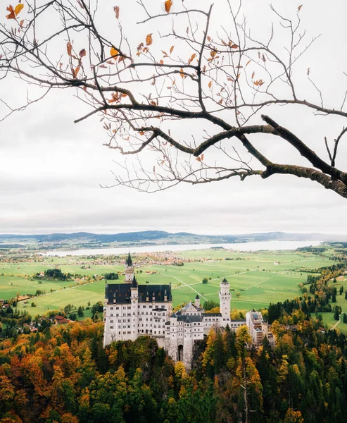 Нойшванштайн замок яркой осенью — стоковое фото
