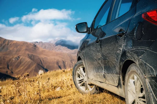 Viajes todoterreno en coche por carretera de montaña en el Cáucaso, Georgia . — Foto de Stock