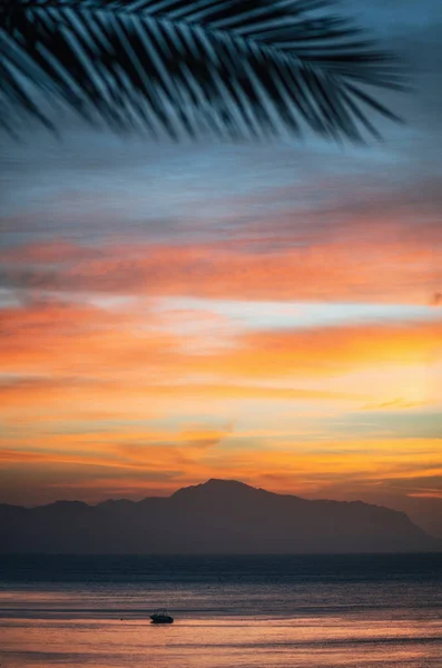 Nascer do sol colorido sobre a ilha Tiran em Sharm El-Sheikh, Egito . — Fotografia de Stock