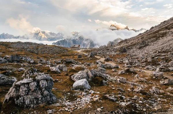 Dolomiti Alpi Montagna rocciosa alle Tre Cime di Lavaredo — Foto Stock