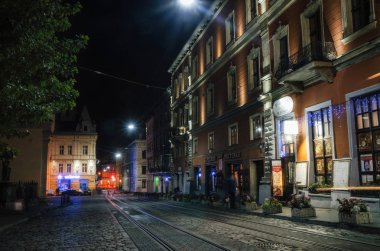 Old Town ışıklı street gece, Lviv, Ukrayna.
