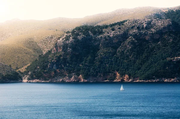 Crociera romantica in barca a vela a Maiorca, Spagna — Foto Stock