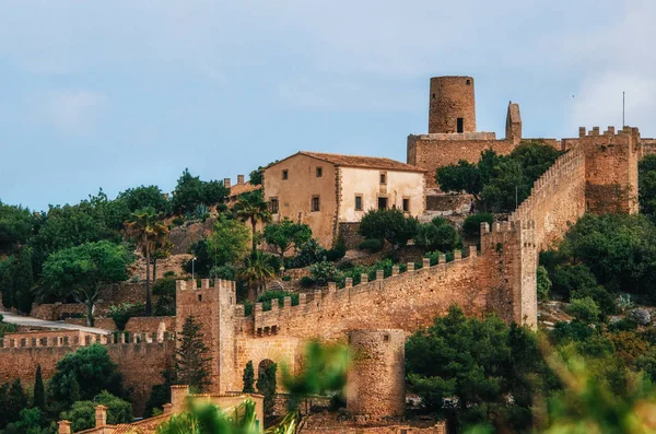 Capdepera hrad na zeleném kopci v ostrově Mallorca, Španělsko. — Stock fotografie