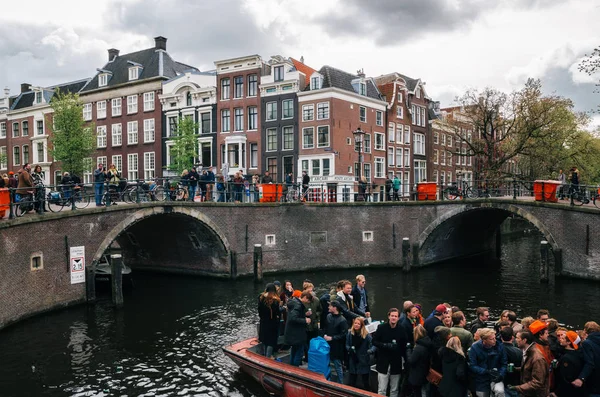 Local people and tourists ride on boats and participate in celebrating King's Day — Stock Photo, Image