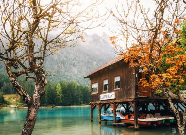 Dolomitlerdeki Dobbiaco Gölü, Güzel Doğa İtalya Doğal Alpler.