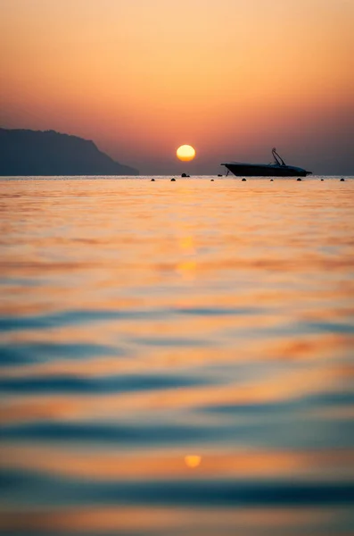 Színes napkelte felett Tiran-sziget a Sharm El-Sheikh, Egyiptom. — Stock Fotó