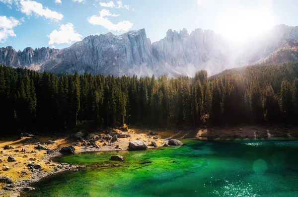 Carezza Lake in de Dolomieten in het najaar, Italië. — Stockfoto