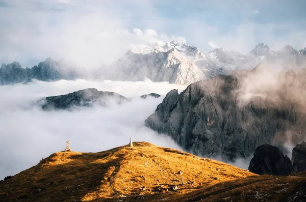 Montagne nebbiose nelle Tre Cime di Lavaredo Dolomiti — Foto Stock