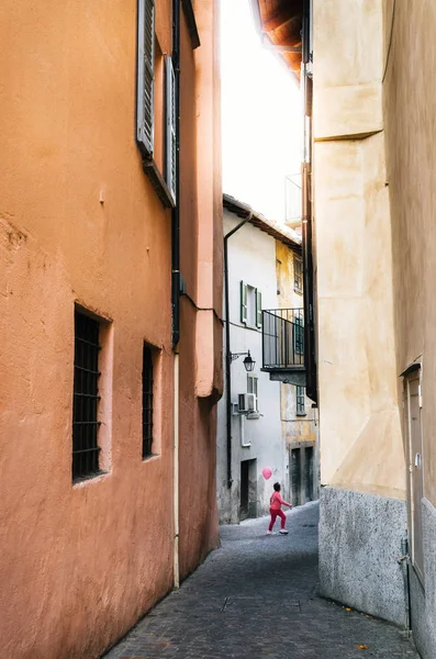 Fiú, rózsaszín ruhát ünnepli, Chiavenna, Olaszország — Stock Fotó
