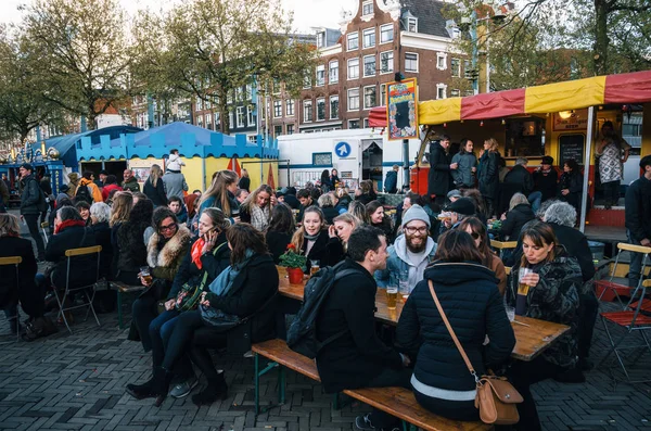 Люди в кафе на улице Nieuwmarkt в Амстердаме, Нидерланды . — стоковое фото