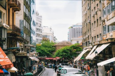 Kafe ve barlar Komninon sokakta. Yahudi Hamam görünümünü