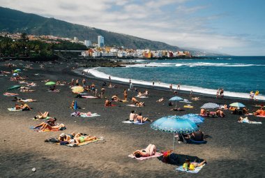 Playa Jardin Tenerife siyah kum ile