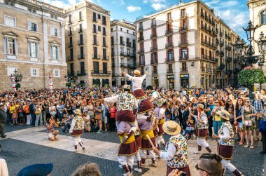 Corpus Christi üzerinde Castellers de Barcelona ve dev kuklalar
