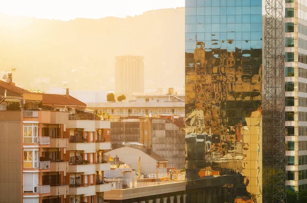 Visa glas skyskrapor med reflektion på Carrer de Tarragona Street nära Spanien square vid solnedgången. — Stockfoto