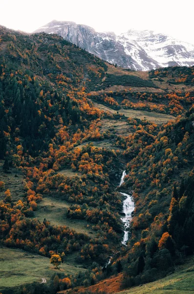 Montagna rocciosa con cascata nelle Alpi, Austria — Foto Stock