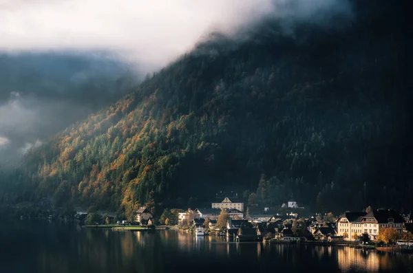 Мальовничі Гальштат місто в осінь, Австрія — стокове фото