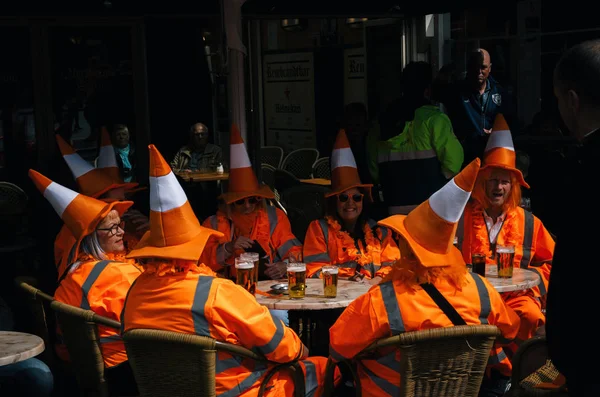 Cone de tráfego na cabeça no Dia do Rei em Amsterdã — Fotografia de Stock