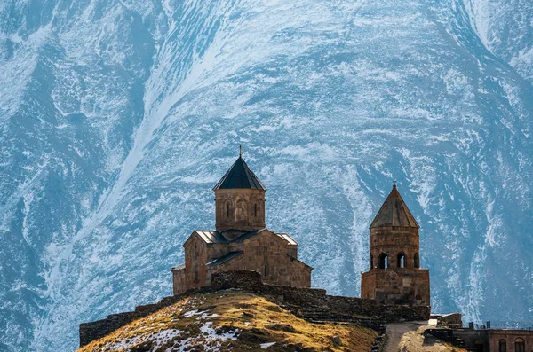 Кавказские горы, церковь Гергети Троицы, Грузия — стоковое фото