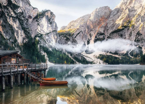 Panoramik Braies gölde Dolomites, İtalya — Stok fotoğraf