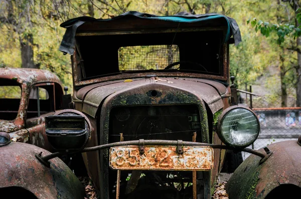 오래 된 녹슨 자동차 포드 Aa 또는 Gaz Aa — 스톡 사진
