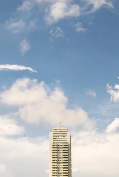 Único edifício moderno contra o céu azul — Fotografia de Stock