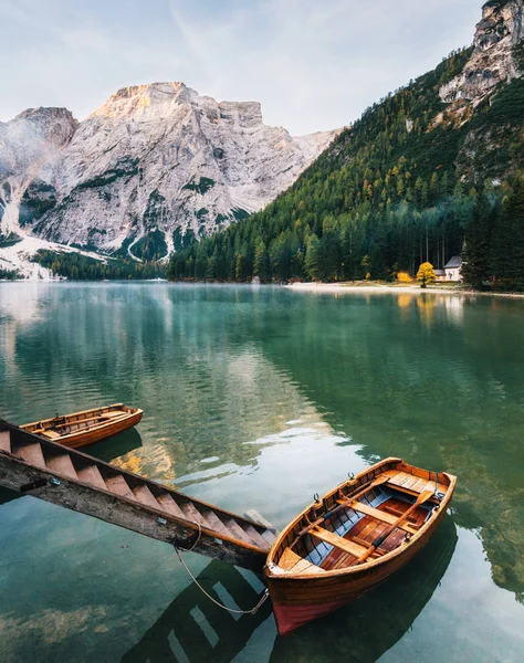 Pragser See in den Dolomiten, Italien — Stockfoto