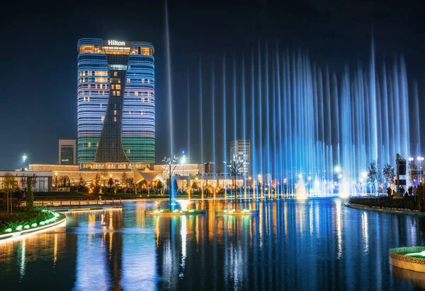 Tańcząca fontanna oświetlona w nocy w nowym parku miejskim Taszkent — Zdjęcie stockowe