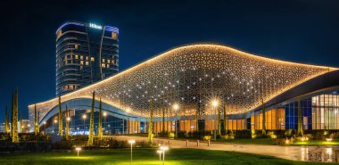 Kongre Salonu ve Hilton Oteli 'nin geceleri renkli ışıkları var.