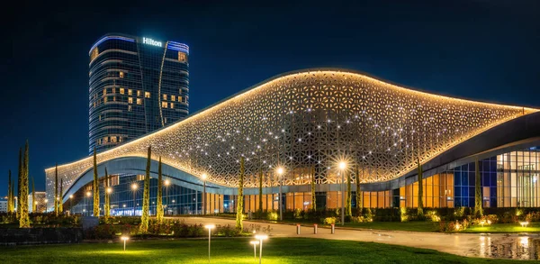 Salle de congrès et hôtel Hilton avec éclairage coloré la nuit — Photo