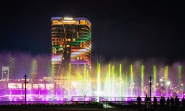 Yeni Taşkent Şehir Parkı 'nda gece dans eden çeşme aydınlandı.