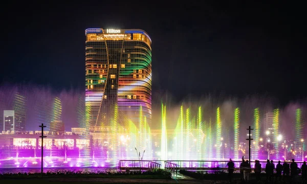 Yeni Taşkent Şehir Parkı 'nda gece dans eden çeşme aydınlandı.
