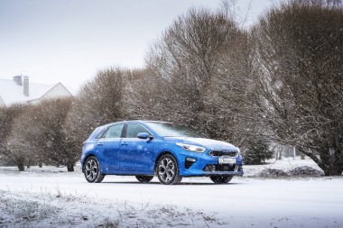 Kia Ceed 2018, karlı kır yolunda.