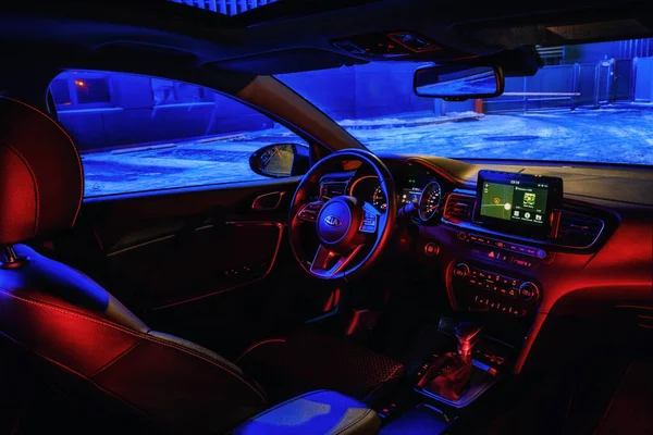 Wnętrze samochodu Kia Ceed 2018 w nocy z neonowymi kolorowymi lampkami — Zdjęcie stockowe