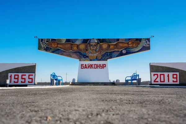 Baikonur kentinin girişinde Ağırlıksız Anıt ya da Balıkçı